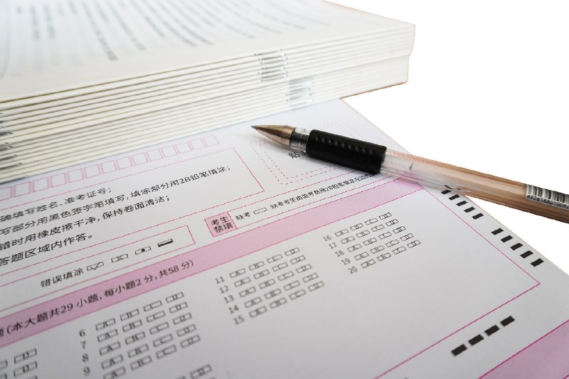 《谭秋娟的吉他弹唱入门课》从零开始轻松上手，谭秋娟用温柔嗓音与细致讲解，带你掌握和弦转换与弹唱配合