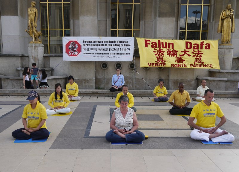 《30天旅行英语：拆分精讲，突破哑巴英语（完结）》告别死记硬背，独创场景拆分学习法，将旅行英语细分为机场、住宿、餐饮等高频场景，每天一课轻松掌握