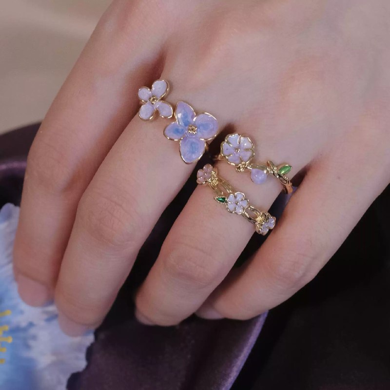 《影楼新娘重彩造型设计》突破传统婚纱照风格，采用高饱和色彩与戏剧性光影，打造极具视觉张力的艺术肖像