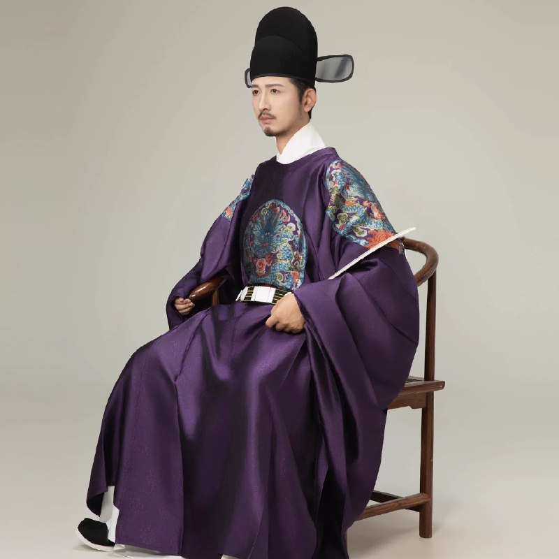 《顺道者胜：曾仕强讲道德经》曾仕强教授以中华管理智慧贯通《道德经》，揭示“顺道而为”的处世哲学