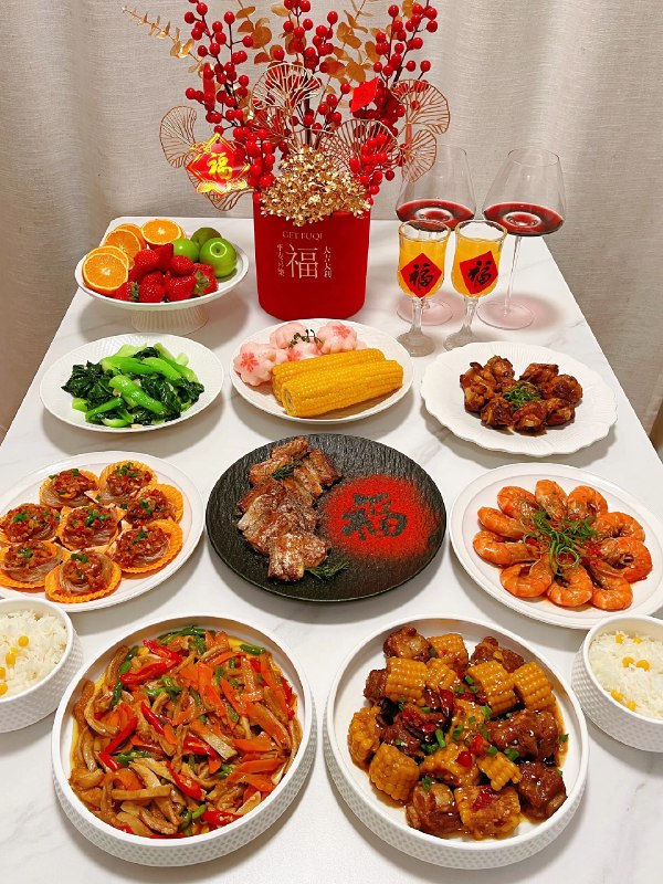 《姜蓉盐焗凤爪》传统盐焗工艺创新演绎，精选凤爪经姜蓉秘制，外皮弹韧入味，内里酥软脱骨