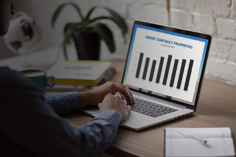 《Excel高效办公：数据图表篇》本书不仅详解各类数据图表的制作技巧，更注重实战应用，教你如何用图表直观呈现业务逻辑，提升数据分析效率