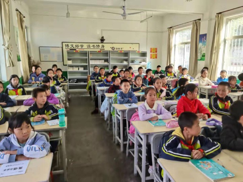 《小学最近更新》最新教学资源与校园动态一手掌握，涵盖课程创新、安全教育及亲子活动指南，助力家长同步孩子成长每一步，构建家校共育新桥梁