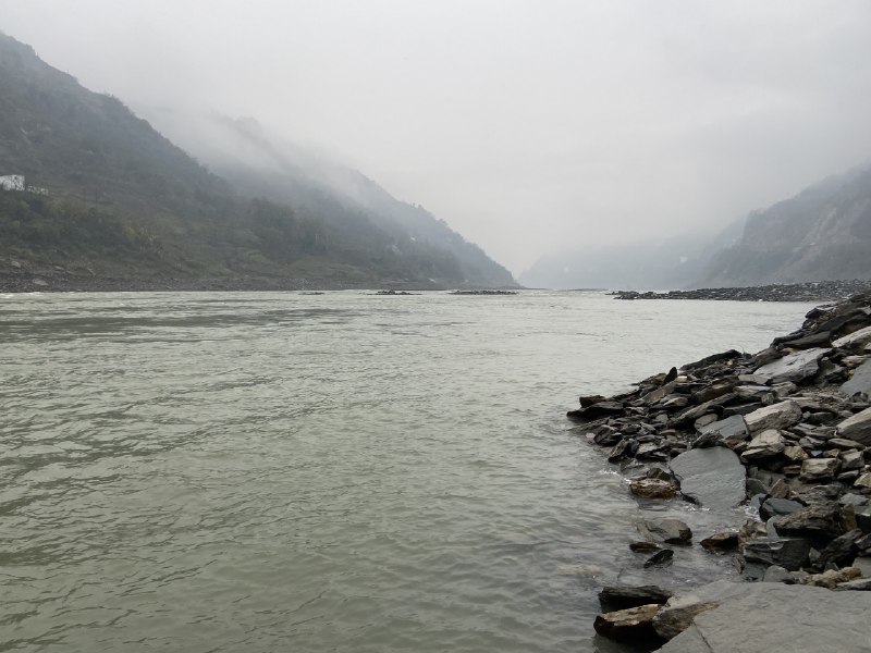 《汉水的身世》一部融合历史、生态与人文的汉水命运沉思录，以细腻笔触追溯河流的沧桑变迁，呈现沿岸人民的生存图景与时代阵痛，更以水为镜，照见中国江河的普遍困境与未来微光