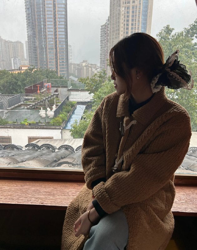 《微醺十月情绪人像摄影及后期教程》本教程深入解析十月微醺情绪人像的拍摄与后期技巧，从光影营造、场景选择到情绪引导，带你捕捉秋日独特氛围