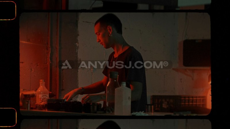 《AEPR模板复古老电影胶片边框幻灯片展示动画 》这款模板以复古胶片边框为特色，巧妙融合老电影质感与动态幻灯片效果，营造出怀旧而独特的视觉氛围