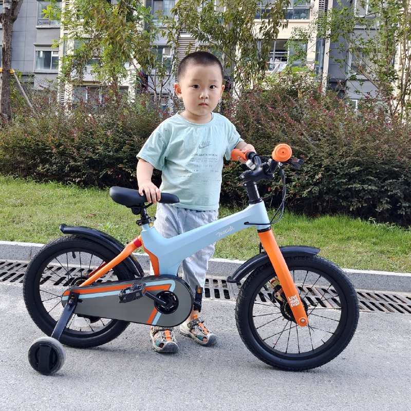 《0-3岁在家早教全攻略合集》本书针对0-3岁婴幼儿发展特点，提供系统科学的家庭早教方案