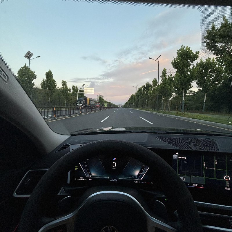 《新手开车教程》从零开始轻松掌握驾驶技巧，涵盖基础操作、路况应对与安全要点