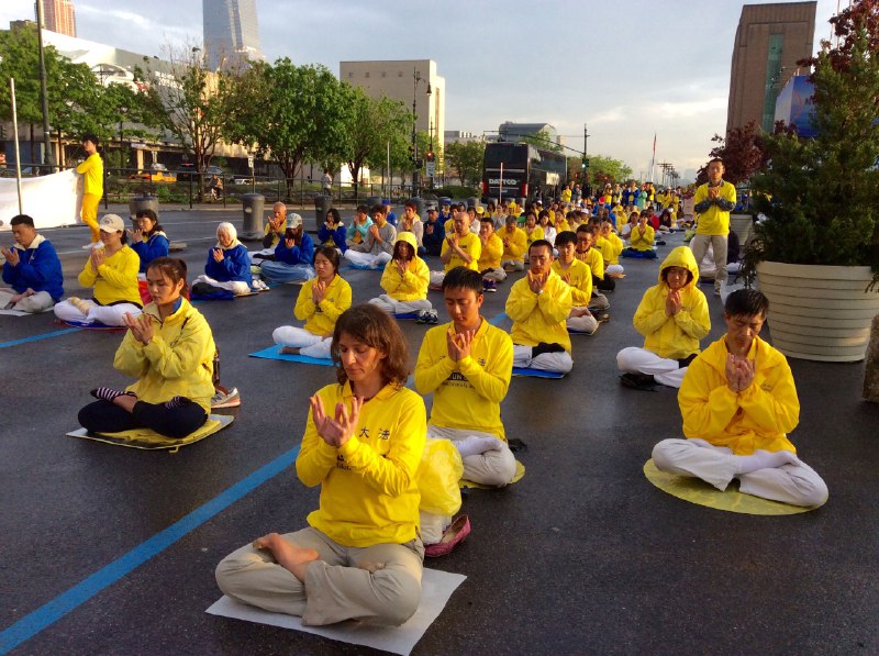 《正念癌症康复》本书将正念冥想与癌症康复科学结合，提供了一套温和而强大的身心疗愈方法