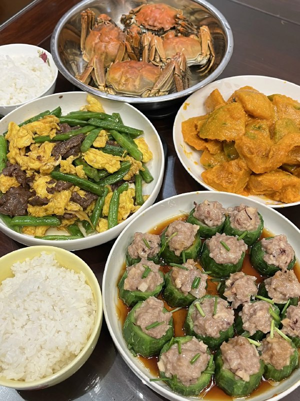 《豉香开胃青红椒》这道菜巧妙融合豆豉的醇厚与青红椒的鲜脆，豉香浓郁，微辣开胃，瞬间激活味蕾