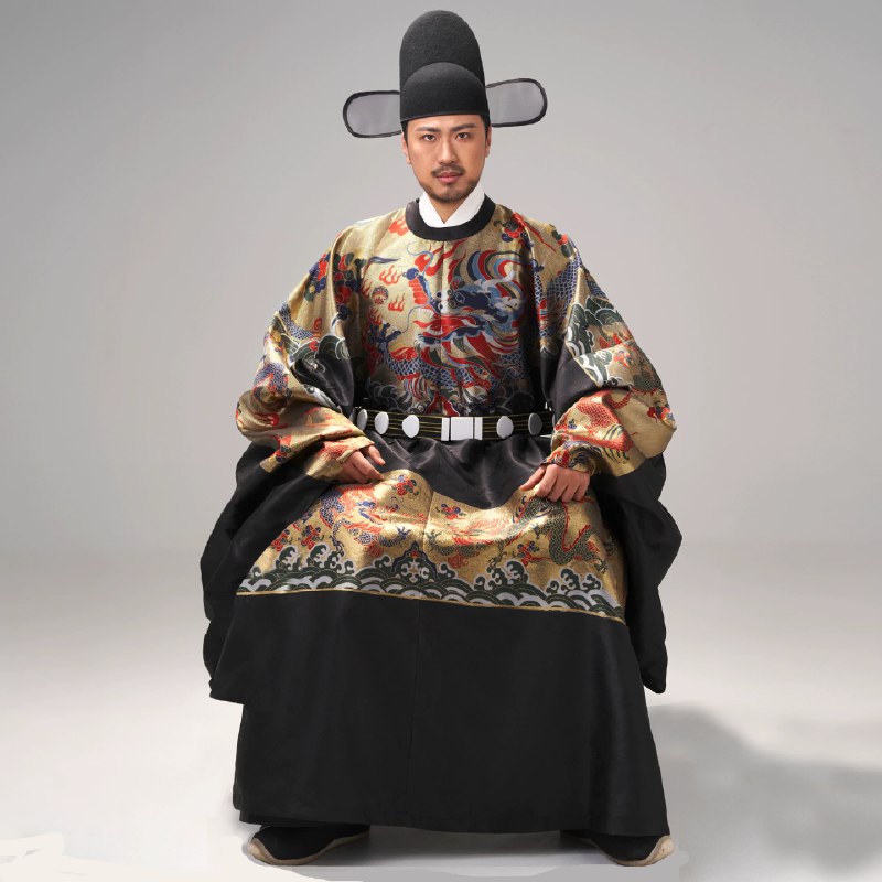 《傅佩荣教授向老子问道道德经12集(全)》傅佩荣教授以深入浅出的方式，逐章解读《道德经》的古老智慧，将哲学经典与现实生活紧密相连