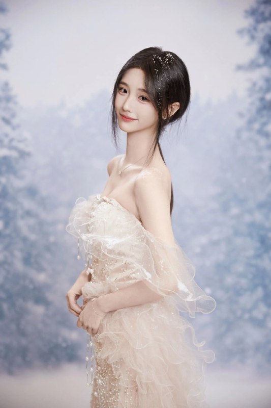 《文静造型发型课》课程由资深造型师亲授，从基础手法到进阶设计系统讲解，搭配真人实操演示，帮助学员掌握日常编发、职场造型、晚宴盘发等实用技巧，轻松打造时尚精致的日常发型