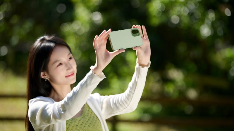 《鉴茶院-明年是液冷元年》随着AI算力需求爆发，传统风冷已达散热极限，液冷技术凭借高效降温与节能优势站上风口