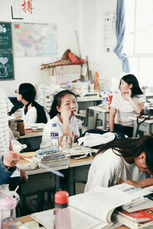 《跟全球iPhone摄影大赛“年度最佳摄影师”学手机摄影》本书由全球iPhone摄影大赛年度最佳摄影师亲授，揭秘手机摄影的核心技巧与创意心法