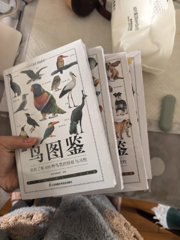 《经典名犬图鉴(权威典藏版)(经典图鉴系列)》本书收录全球百余种经典名犬，每种均配以高清彩图与专业解说，涵盖血统起源、体态特征及养护要点