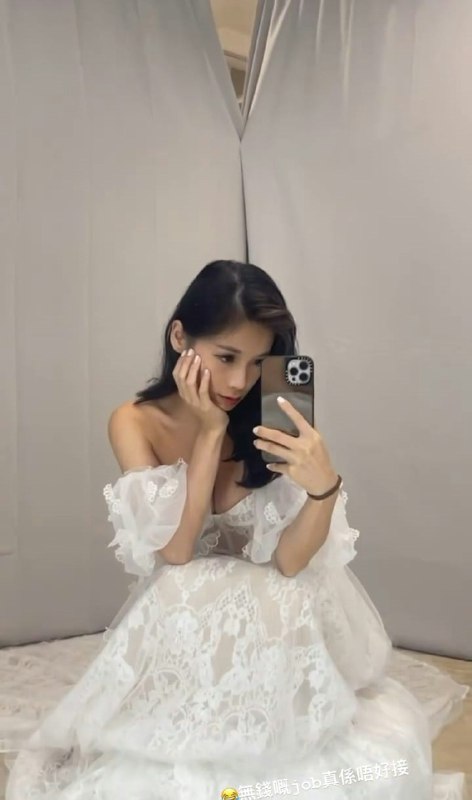 《曲影瘦腿瑜伽》针对腿部线条精心设计，融合曲影拉伸与力量训练，每天15分钟轻松燃脂塑形，帮助紧致大腿、修饰小腿，改善假胯宽与水肿问题，让行走坐卧间悄然收获纤细笔直的双腿