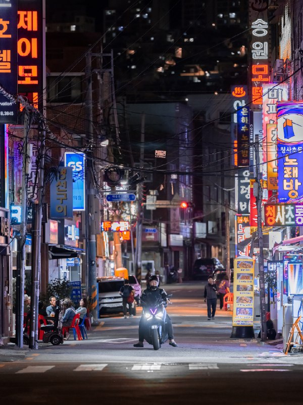 《100款街道广告牌信号灯3D模型》精选100款高精度街道广告牌与信号灯3D模型，涵盖现代、复古等多种风格，适配城市可视化与交通模拟场景