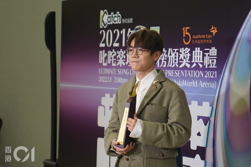 《2025年度叱咤乐坛流行榜颁奖典礼》本届颁奖礼以“音乐无界”为主题，聚焦新生代唱作力量，舞台科技感十足，带来沉浸式视听盛宴