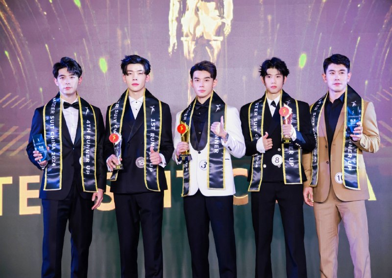 《沈逸老师》沈逸老师以敏锐的洞察力剖析国际时政与网络安全，其讲解深入浅出，逻辑清晰，将复杂议题转化为易懂知识