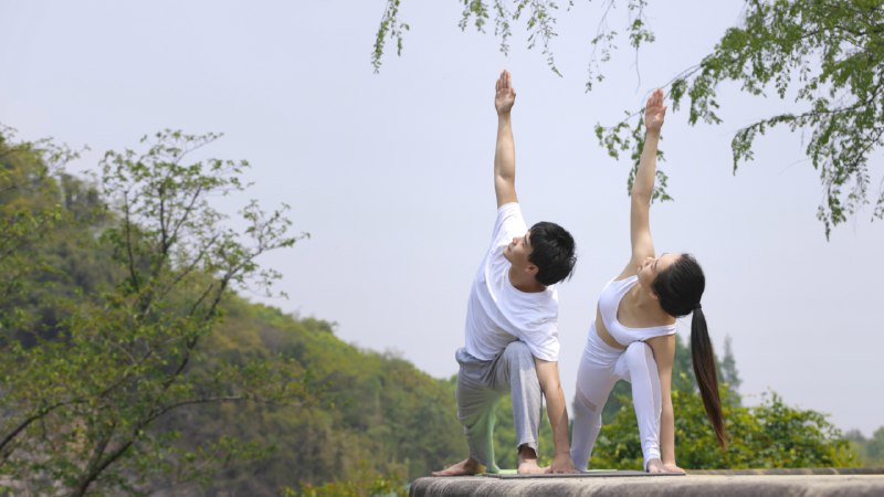 《增高瑜伽课程》通过科学瑜伽体式激活生长激素，改善体态促进骨骼健康