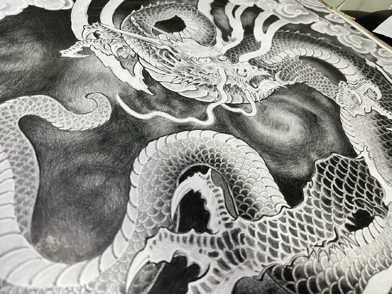 《壁纸，龙年新年新朝气》这款龙年主题壁纸以金色与红色为主调，巧妙融合传统纹样与现代设计，祥龙图案昂首腾跃，寓意新年蓬勃朝气