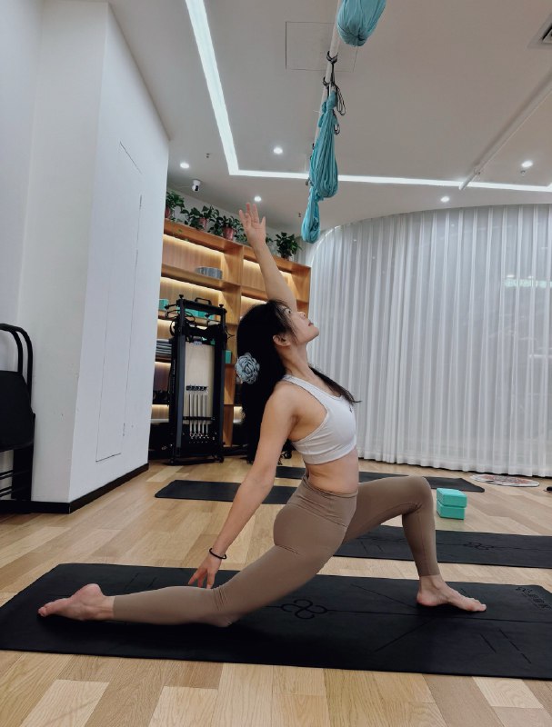 《腰痛运动康复》本书深入剖析腰痛根源，提供科学运动方案，帮助读者通过自主训练强化核心、改善姿势，从根源缓解疼痛