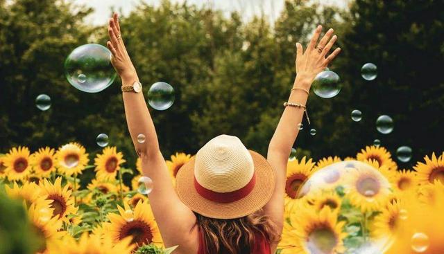 《趁年轻疯长吧！袁岳给你最实用的“青春修炼方法论”》袁岳以丰富阅历提炼青春成长核心法则，从认知突破到行动策略，提供可操作的成长工具箱