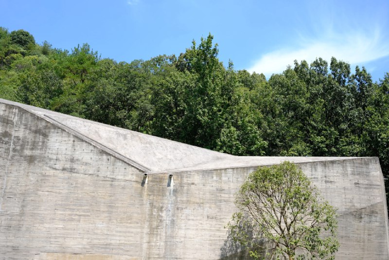 《小鹏美术》小鹏美术以独特创意和细腻笔触，将传统美学与现代元素巧妙融合