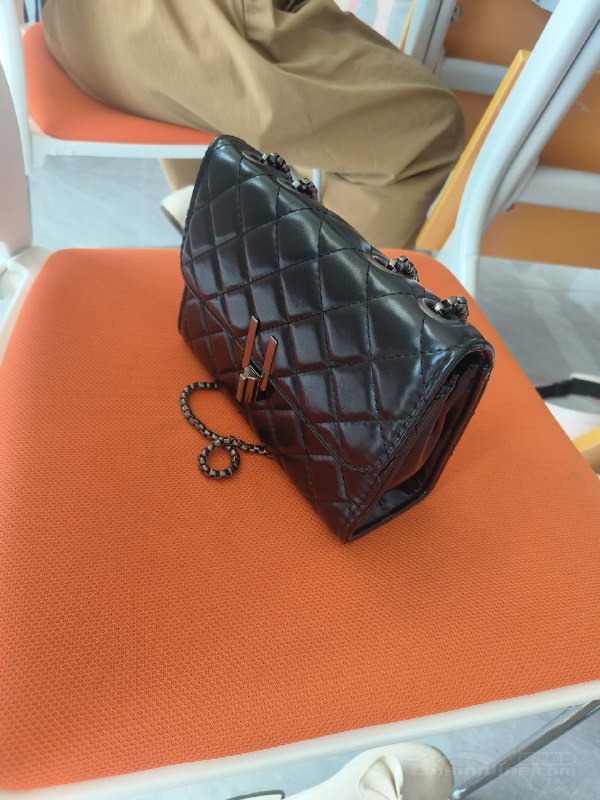 《大嘴飞思维大课包》课程以趣味动画与互动游戏激发孩子思考，涵盖逻辑推理、创意表达等多元模块，帮助提升解决问题能力