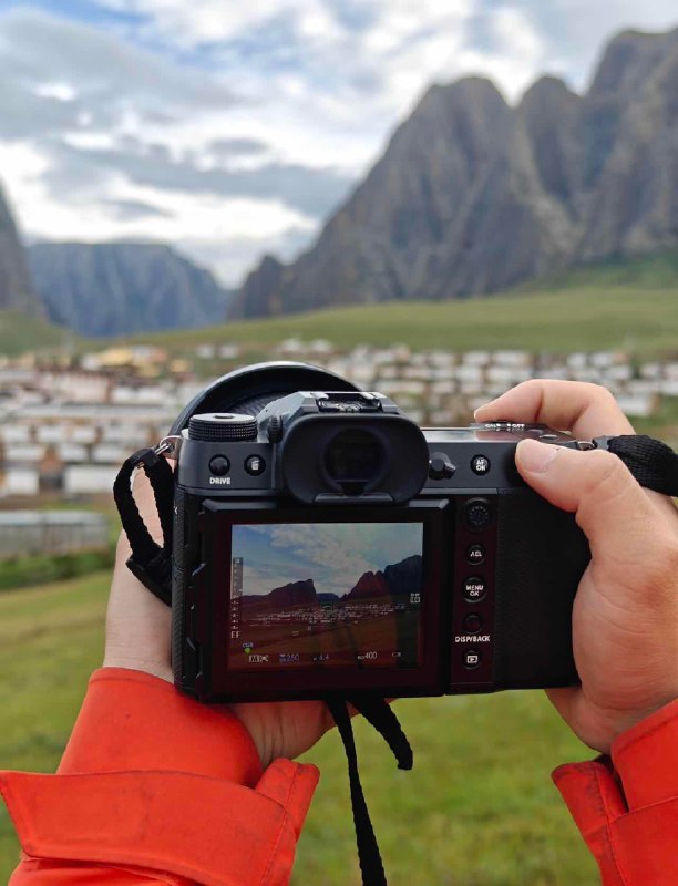 《24格内部摄影教程》揭秘电影级画面诞生过程，从布光技巧到镜头语言，深入解析24个经典场景拍摄思路