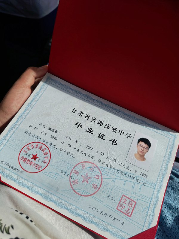 《高中理综》涵盖物理、化学、生物核心考点，配有典型例题与详细解析，帮助学生构建知识网络，提升综合解题能力