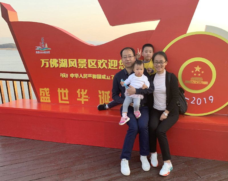 《高校辅导员职业技能大赛试题》本题库紧扣辅导员工作实际，涵盖理论素养、案例分析、谈心谈话等核心环节，题目设计科学且富有时代性，既能有效检验参赛者专业能力，又能为日常思政工作提供实用指南，是备赛提升与自我进修的优质资源