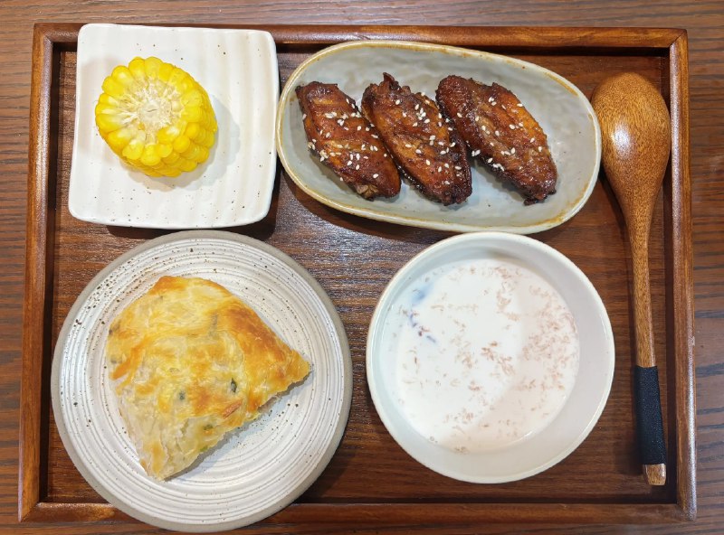 《一个人吃饭，也要好好吃》一个人吃饭不是将就的理由，这本书教你用简单食材做出治愈美食，从早餐到晚餐都有贴心搭配