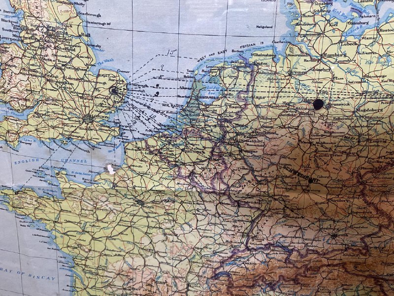 《轰炸的战争_欧洲1939–1945》本书以独特视角聚焦二战欧洲战场战略轰炸，深入剖析其对战局与社会的双重冲击