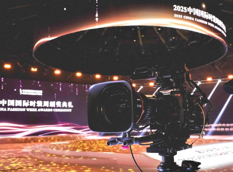 《手机摄影与剪辑实战指南 一部手机创造摄影剪切美学实战 》从构图用光到后期剪辑，本书提供一站式实战指导，通过大量案例详解手机摄影全流程