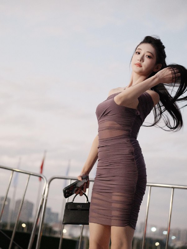 《啊粥》这是一部温暖治愈的成长故事，通过细腻的笔触描绘了主角在困境中的坚韧与蜕变