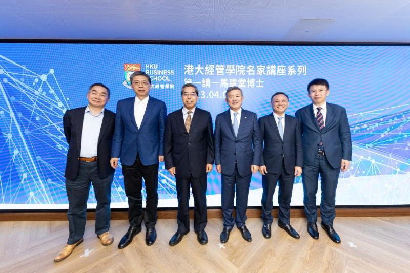 《年轻人的金融和商业分析课》课程从零开始拆解金融商业核心概念，结合真实案例与热点分析，手把手教你搭建分析框架，掌握理财决策、行业解读等实用技能，轻松应对职场与投资中的关键问题