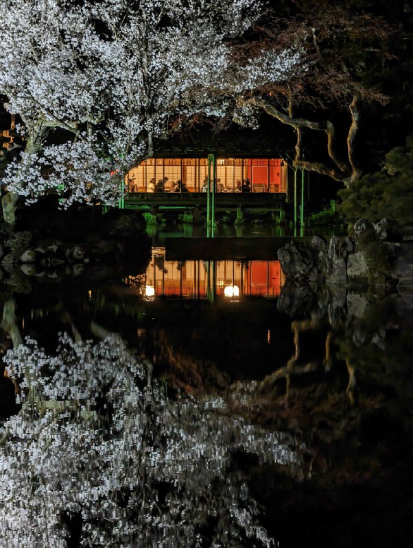 《喜马拉雅昌辉叔叔：疯狂侦探团(1-4季)》跟随昌辉叔叔的生动讲述，一起加入疯狂侦探团的冒险！故事悬念迭起，角色鲜活有趣，在惊险解谜中培养孩子的逻辑思维与勇气