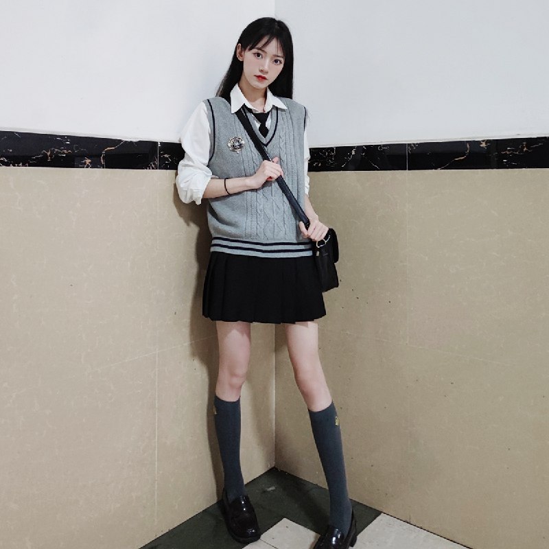 《金灿荣-进击的中国外交》金灿荣教授以其深厚学识与幽默风格，深入解读中国外交的转型与突破，剖析国际格局演变下的中国智慧