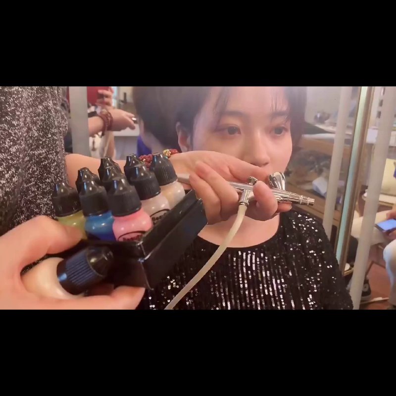 《喷枪彩妆 喷枪的基本化妆技巧》喷枪彩妆技术以其细腻均匀的妆效备受青睐