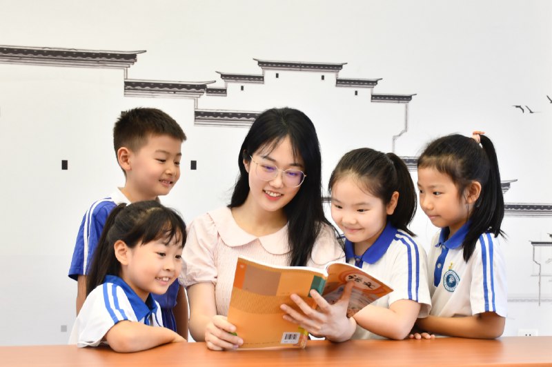 《择言老师文学功底课》择言老师带你深入文学世界，从经典文本精读到创作技巧解析，课程不仅传授知识，更培养审美眼光与独立思考能力，让文学真正融入生活与表达