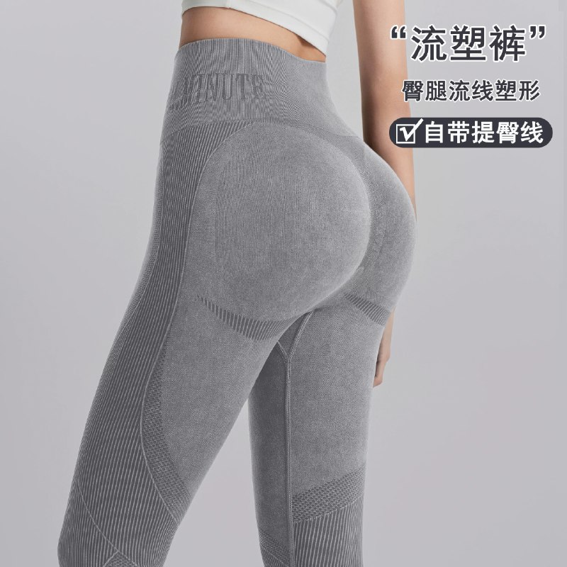 《亲子瑜伽课，助你瘦身塑形》亲子瑜伽课不仅帮助妈妈们有效燃脂塑形，还能在互动中增进亲子感情