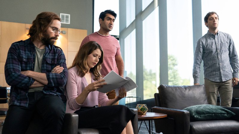 《隐秘的犯人》本作以缜密的心理博弈见长，故事在有限场景中层层反转，深刻剖析人性阴暗面