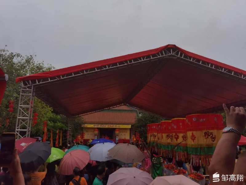 《许蓝方正妹博士性学教室：男女那些羞羞事性爱必备知识》许蓝方博士以专业医学背景解析两性知识，语言直白不晦涩，从生理机制到亲密关系技巧全面覆盖，帮助伴侣打破尴尬误区