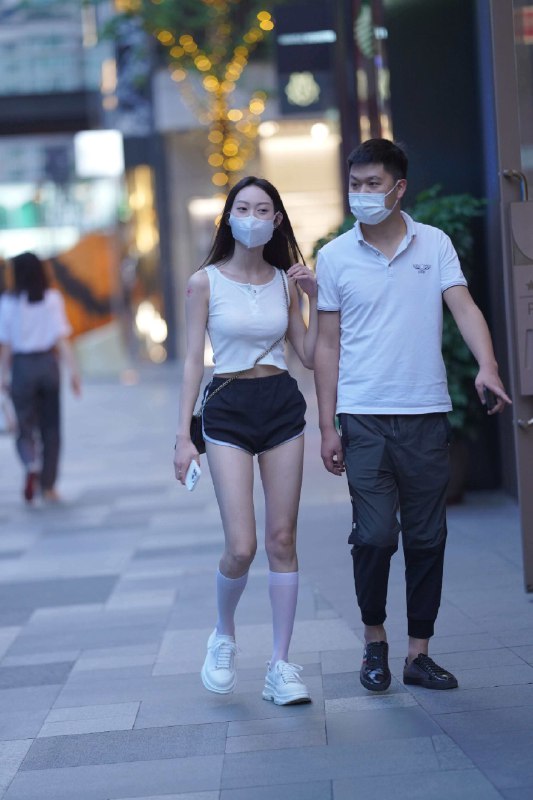 《主李唐yo-付费充电视频合集》本合集收录李唐yo多部独家充电视频，内容涵盖创意互动、日常分享及特别企划，展现其多元魅力