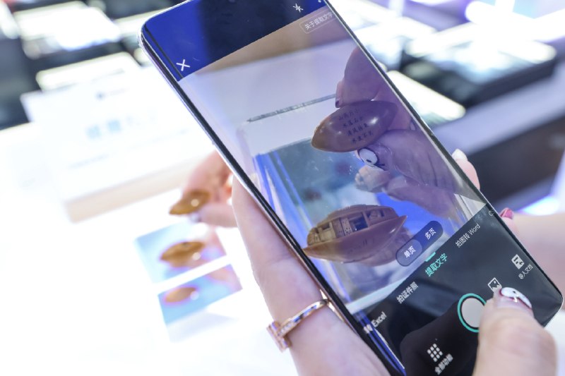 《Word基础应用大全》本书从零开始系统讲解Word核心功能，涵盖文档编辑、排版设计、表格图表、高效技巧与长文档处理，通过大量实用案例帮助读者快速掌握办公技能，提升学习和工作效率