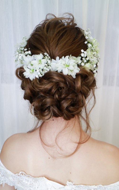 《新娘发型课程》课程从基础技法到进阶造型全面覆盖，包含多种风格发型教学，搭配饰品运用与造型技巧