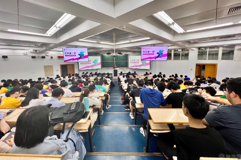 《电气类专业第一课》从基础理论到前沿应用，本书系统构建电气知识框架，结合生动案例与行业展望，激发专业兴趣与创新思维，引领新生迈出坚实第一步