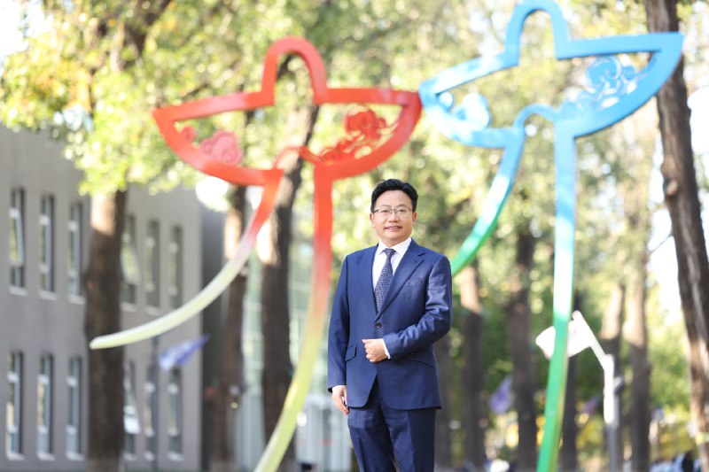 《2023下中学教育知识与能力》本资料精准聚焦2023年下半年中学教资考试核心，深度剖析教育基础、学生指导、班级管理等高频考点，配以典型真题与解析，助力考生高效构建知识体系，突破重难点，是冲刺备考的权威指南