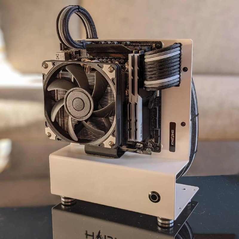 《高手的黑箱：AI时代学习、思考与创作》本书揭开AI时代高手的高效秘诀，融合前沿思维与实用方法，助你掌握学习、思考与创作的新逻辑